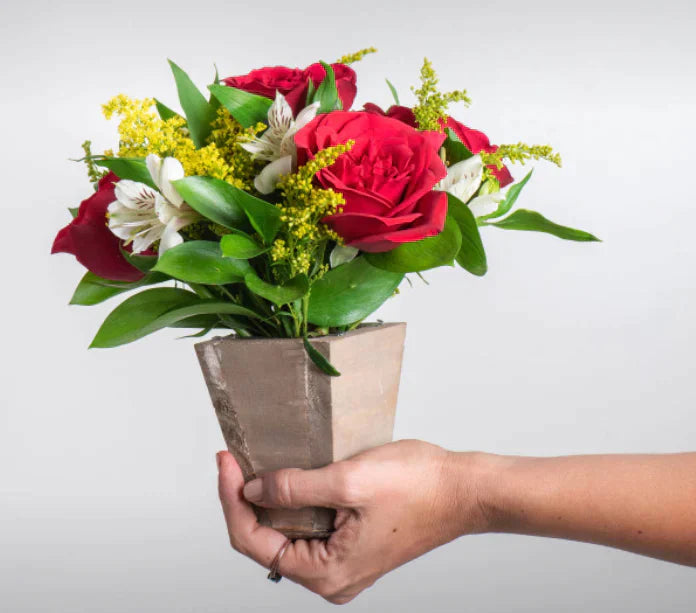 Arranjo Pequeno de Rosas e Astromélias