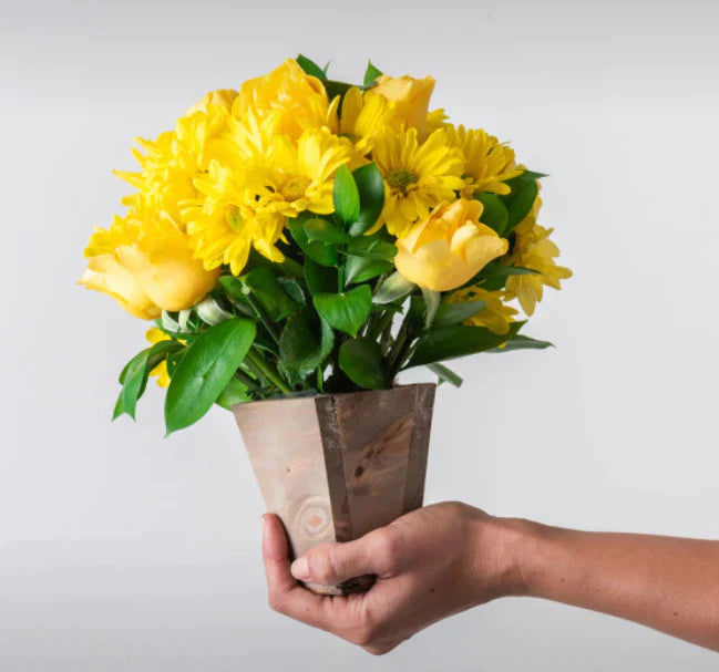 Arranjo de Margaridas e Rosas Amarelas